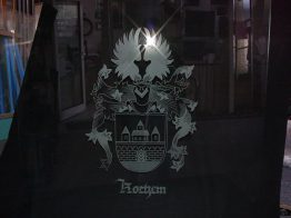 Sandstrahlen auf Glas – schlichte und elegante Gestaltungsmöglichkeiten