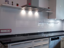 Küchenrückwände – mit Farbe und Motiv zum Wunschdesign